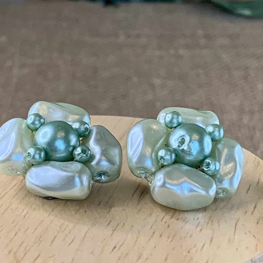 VTG Faux Pearl Cluster Flower Beaded Clip On Earrings Mint Green Hong Kong 1" - Picture 12 of 12